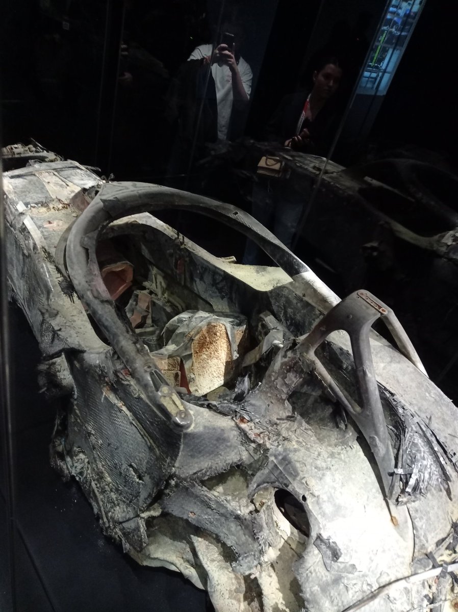 V9_PODCASTF1's tweet photo. 🚨 Spoiler: en persona da MÁS miedo. Lo que queda del Haas de Grosjean tras su accidente en Sakhir. https://t.co/8rp5YySSyf