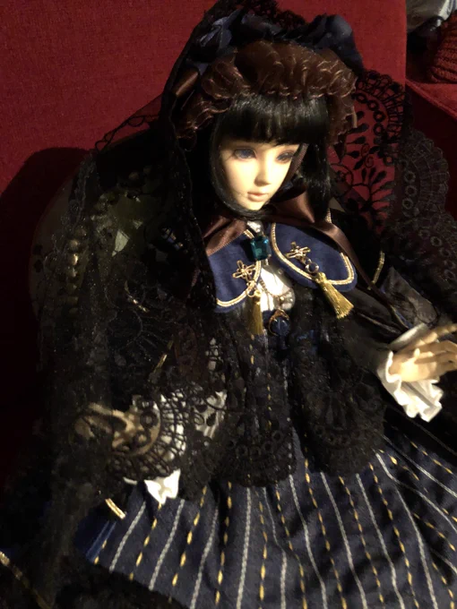 #MY_DOLL_MAKER の製作者である 様の許可をいただきましたので、先日までちくちく縫っていた衣装を着せたドール画像アップいたしますドール衣装が本当に可愛くて素敵で、拙宅の人形に着せたいとの一念発起で作りました4枚目がデザイン元にさせていただいたものです。青と金はいいぞ… 
