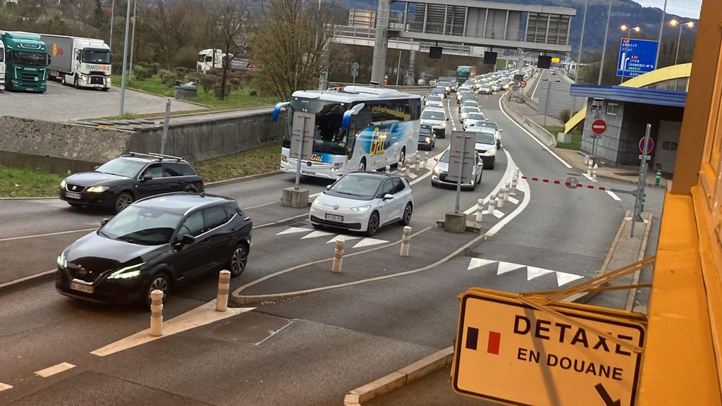 CfdtRhone's tweet photo. Ce matin pour manifester leur mécontentement de la réforme brutale des retraites imposée par le gouvernement,  les agents des Douanes du Leman ont procédé à des contrôles systématiques et extensifs. https://t.co/fvo0W6aVLW