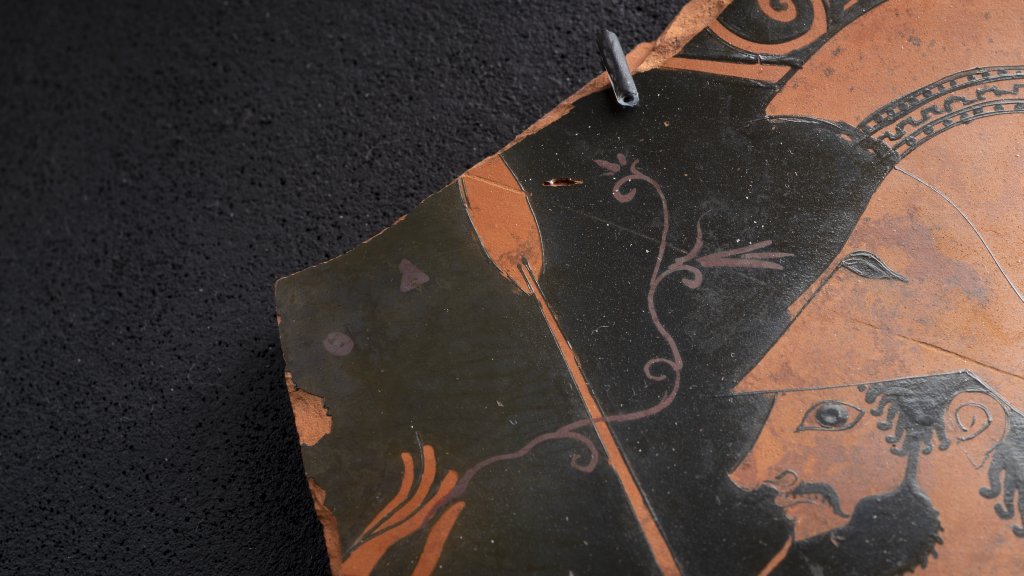 Institut für Klassische Archäologie Wien (@klassarchwien) on Twitter photo Im zweiten Teil seines Beitrags begibt sich <a href="/BenjaminMarkusH/">Benjamin Huber</a> auf die Spur einer verlorenen Figur und findet zwei Buchstaben – mit entscheidenden Folgen für die Rekonstruktion dieses Vasenbildes auf der Wiener Oltos-Amphora: talkingpots.hypotheses.org/1336 #ClassicsTwitter Im zweiten Teil seines Beitrags begibt sich <a href="/BenjaminMarkusH/">Benjamin Huber</a> auf die Spur einer verlorenen Figur und findet zwei Buchstaben – mit entscheidenden Folgen für die Rekonstruktion dieses Vasenbildes auf der Wiener Oltos-Amphora: talkingpots.hypotheses.org/1336 #ClassicsTwitter