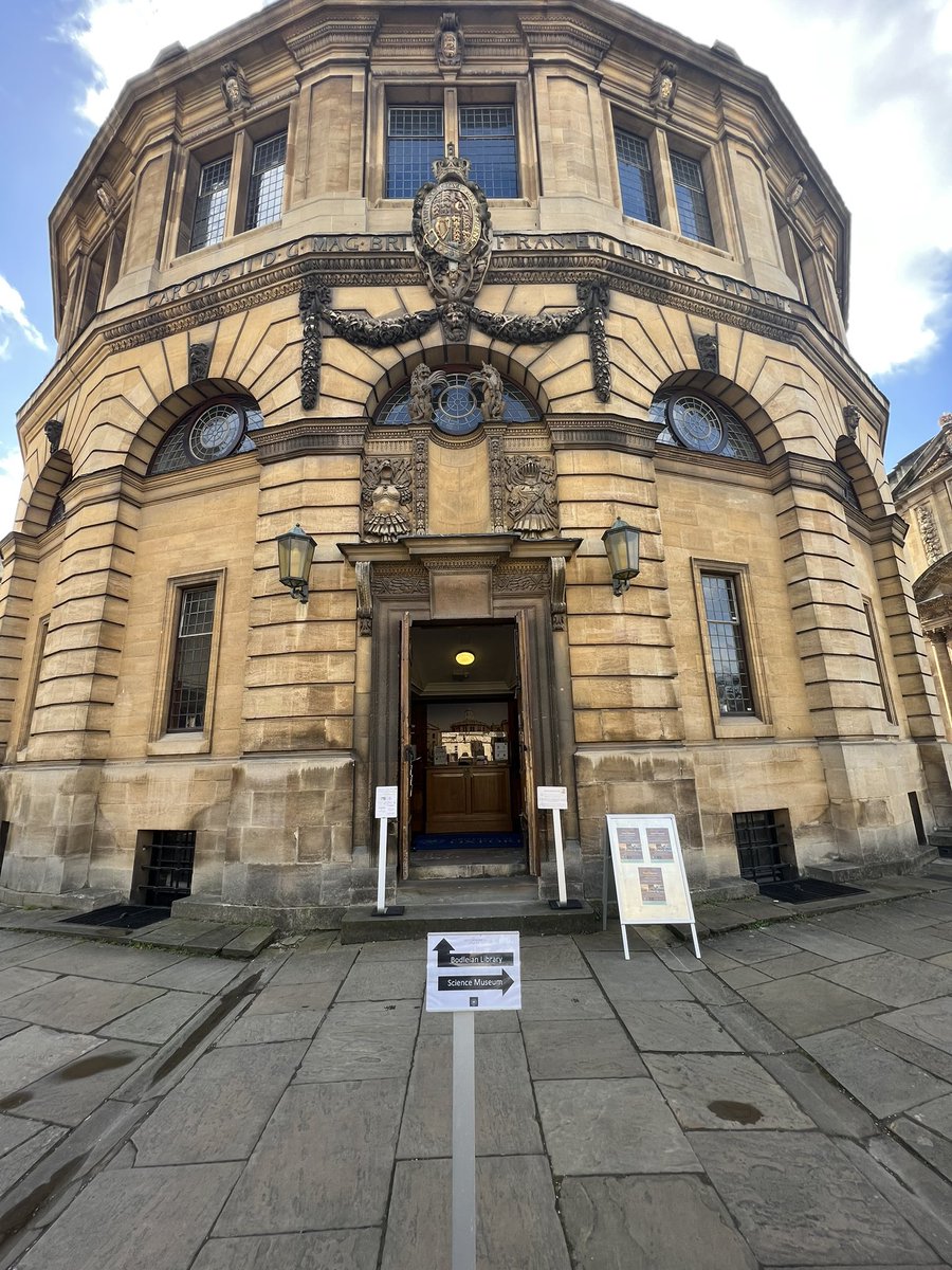 TonSeniorSchool's tweet photo. Future Oxbridge @TonyrefailCS Year 12 students had an incredible experience yesterday at @UniofOxford being tutored by Callum, a past Tonyrefail student 🤩🎓📚 https://t.co/S3k8s4Cdxt