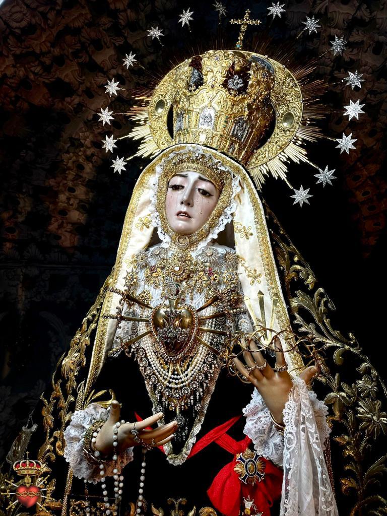 Nuestra Señora de los Dolores Coronada ya se encuentra preparada para el Septenario en su honor, que comenzará mañana viernes 24 de marzo. Luce el manto de Alburquerque y la saya negra del Cordero, ambas piezas del año 1864.
Fotografías: Álvaro Ruiz.