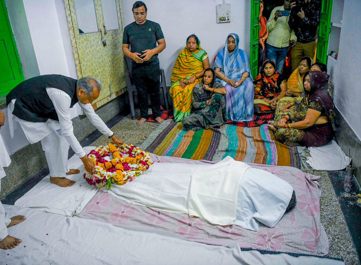 ashokgehlot51's tweet photo. राज्यमंत्री डॉ सुभाष गर्ग के छोटे भाई का निधन अत्यंत दुःखद है। आज उनके भरतपुर स्थित निवास जाकर परिजनों को ढांढस बंधाया।

भगवान दिवंगत आत्मा को अपने श्री चरणों में स्थान व परिजनों को धैर्य दें। ॐ शांति! https://t.co/4MSKolCp9A