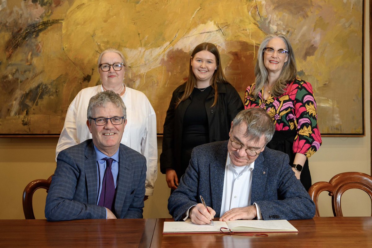 Wonderful to have HE Ambassador Gary Gray <a href="/AusEmbIre/">Australian Embassy Ireland 🇦🇺</a> visit @ucc and deliver an insightful lecture to our <a href="/Quercus_UCC/">QuercusUCC</a> scholars last evening <a href="/hahessy/">Eoin Hahessy</a> <a href="/PowerMichelepwr/">Michele power</a> 📷 provision