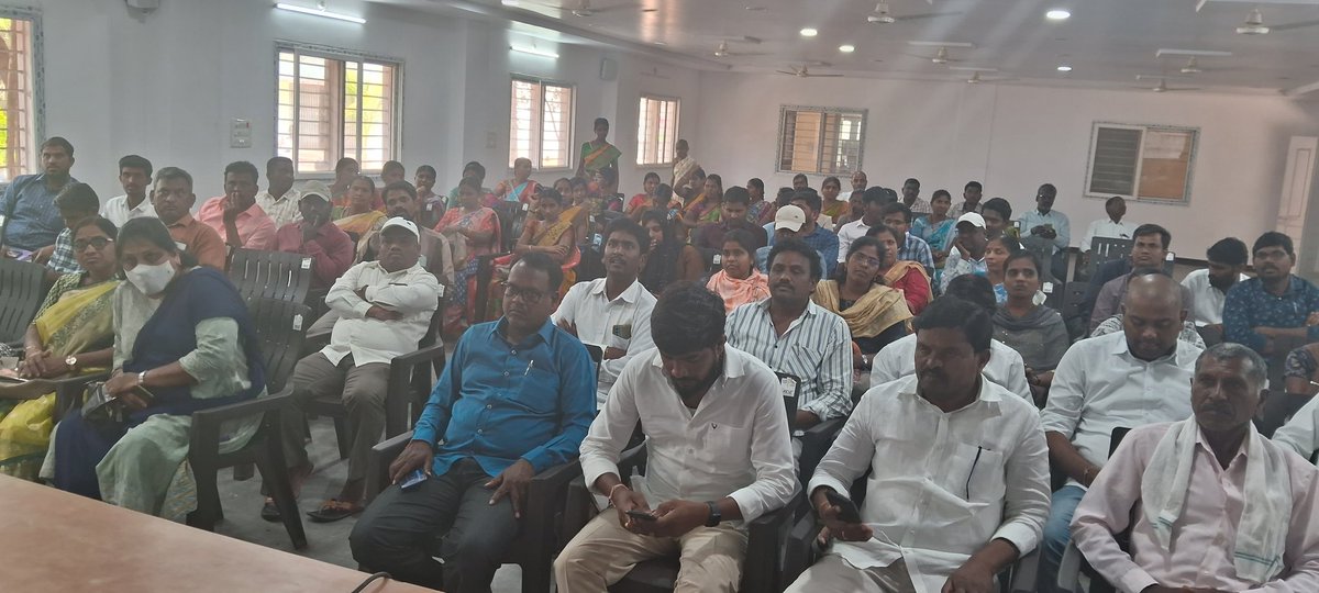 swachhasiddipet's tweet photo. #SBMGPHASEII training program conducting in Chinnakodur Mandal, Siddipet. Respected Sarpanches, Panchayat secretaries, SHG Leaders and Field Assistants participating the program. @swachhbharat @Collector_SDPT @AcSiddipet @rajeevjauhari1 https://t.co/FdOTGnvcEK