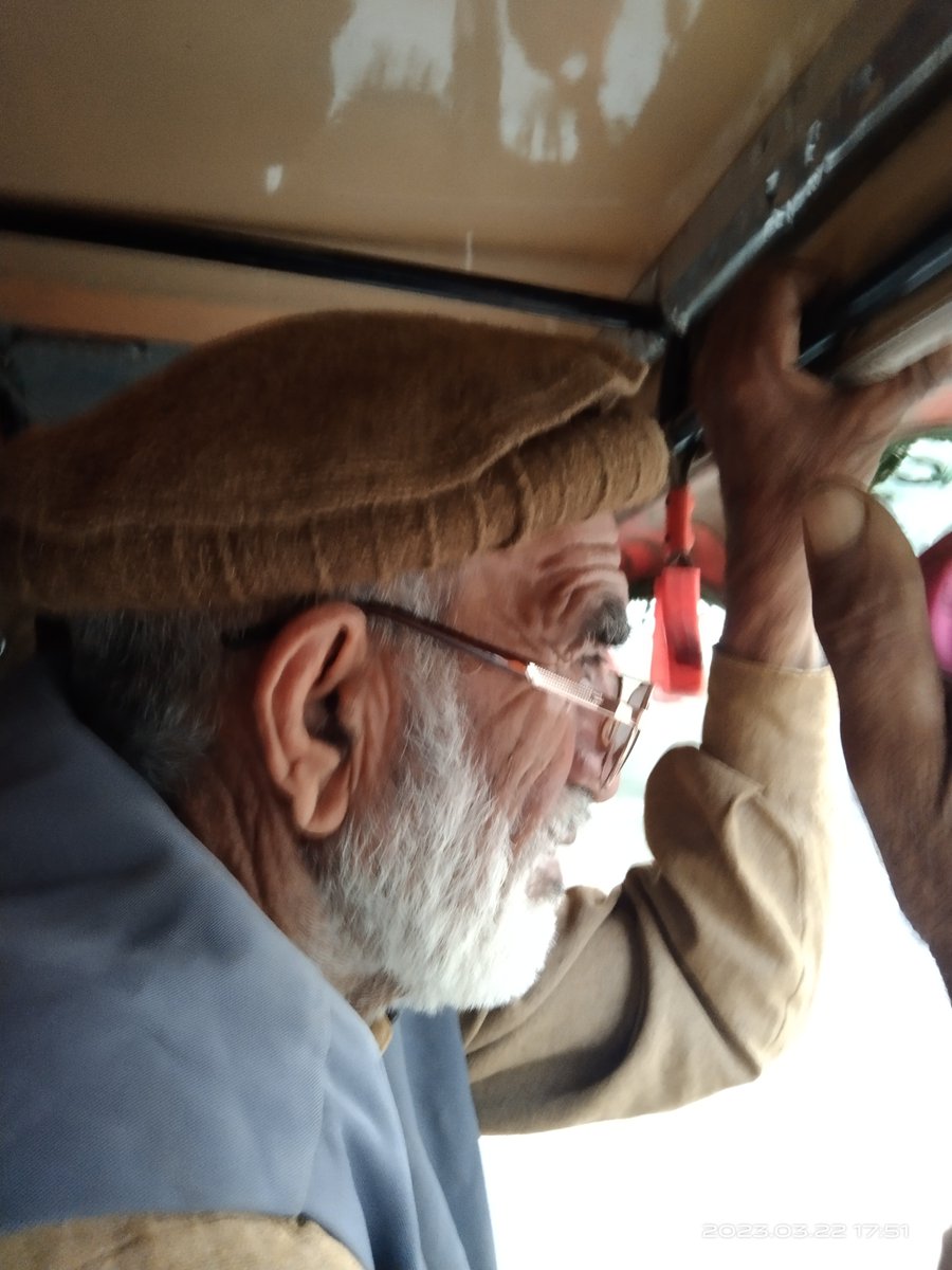 ایسے بندے آپکے ساتھ بیٹھ جاتے ہیں تو میرا تو آٹومیٹک کھڑا ہو جاتا ہے کل بھی بڑی پریشانی کا سامنا ہوا جب یہ میرے ساتھ بیٹھ گیا ل کھڑا ہو گیا بیٹھنے کا نام ہی نہیں لے رہا تھا ۔