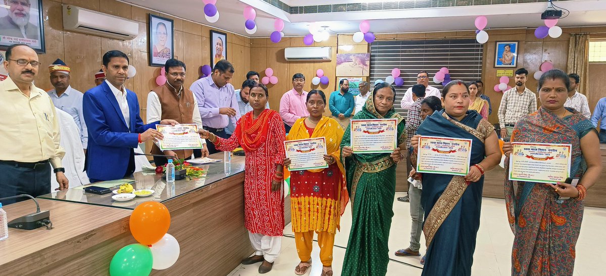 NppLakhimpur's tweet photo. शासन के निर्देशानुसार नव देवी सम्मान समारोह का आयोजन कलेक्ट्रेट सभागार में किया गया जिसमें जिलाधिकारी महोदय अपर जिलाधिकारी महोदय व समस्त अधिशासी अधिकारी न.पालिका, नगर पंचायत द्वारा जिला स्तर पर चयनित सभी महिलाओं को माननीय जिलाधिकारी महोदय द्वारा सम्मानित कर प्रशस्ति पत्र दिए गए https://t.co/aRC2V31ZvA