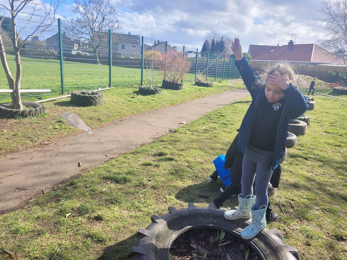 MrsTCaterpillar's tweet photo. We had children flying kites whilst swinging on the tyre swing, whilst climbing up the tree and balancing on the tyres. It was so much fun! πͺπ¨πͺπ¨πͺπ¨#FlyAKite #WindyDay @MorayPS @RAiSE_falkirk @GrangemouthSTEM @MorayPrimary1 @MorayP2H @MrsBellatMoray https://t.co/HA0sikzR3d