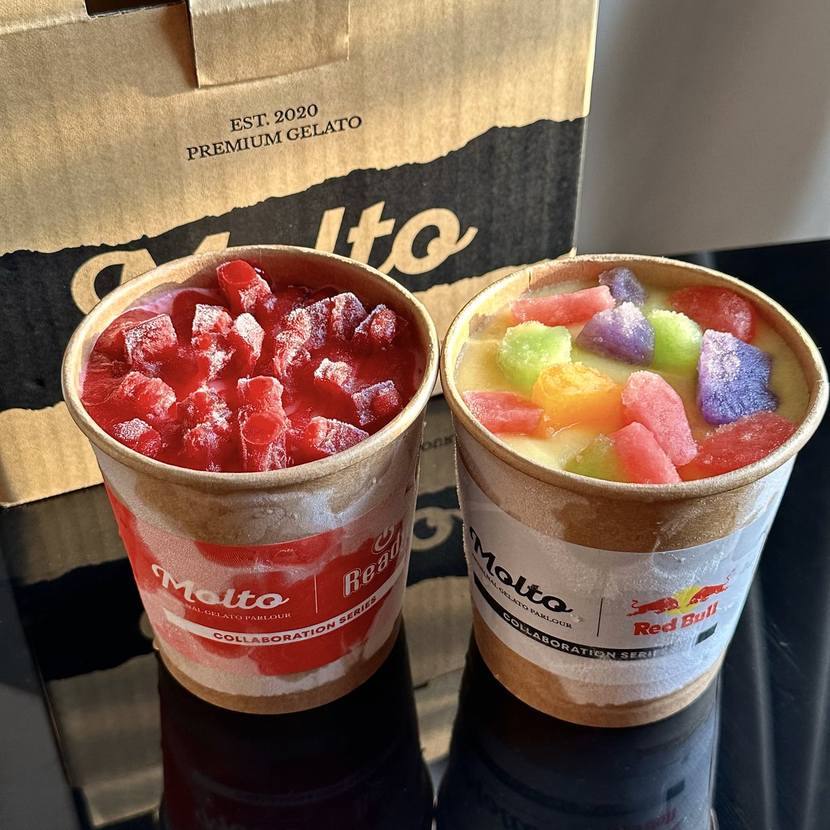 iconnnz's tweet photo. แกกกกกก molto คอลแลปกับ red bull / ready เริ่ดมาก 5555555 🦬🐂 ชิมให้แล้วอร่อยทั้ง 2 รส ตัวที่คอลแลปกับ red bull จะเป็นฟิลนมเปรี้ยว เชอร์เบท สดชื่นๆ ส่วนรสที่คอลแลปกับ ready เป็นโยเกิร์ตหวานอมเปรี้ยว กลินแท้ๆ มาก อร่อยอะ ไม่มีคาเฟอีนทั้ง 2 รสนะ https://t.co/0LtZrNdfkq