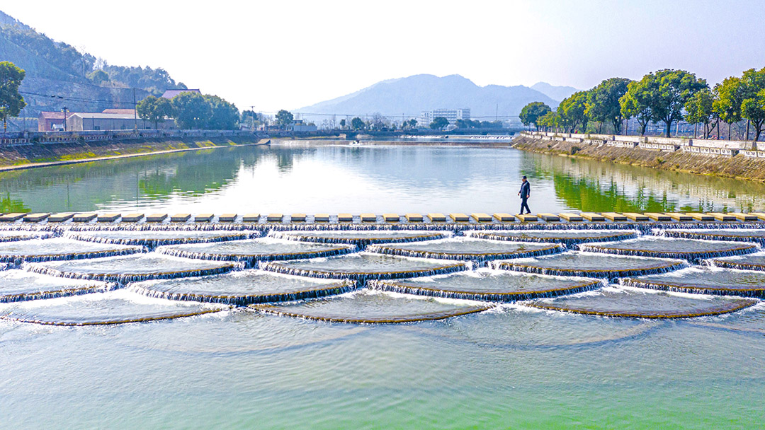 iXiaoshan's tweet photo. #Spring in #Xiaoshan is more than just blooming #flowers🌺; it's also a time to appreciate the vibrant water #landscapes. From the breathtaking Fish Scale Dam to the mesmerizing 🎹#piano-shaped Stone Bridge, Xiaoshan's water views are truly awe-inspiring. #DakaChina #WowSpots https://t.co/McQ2OWSNdF
