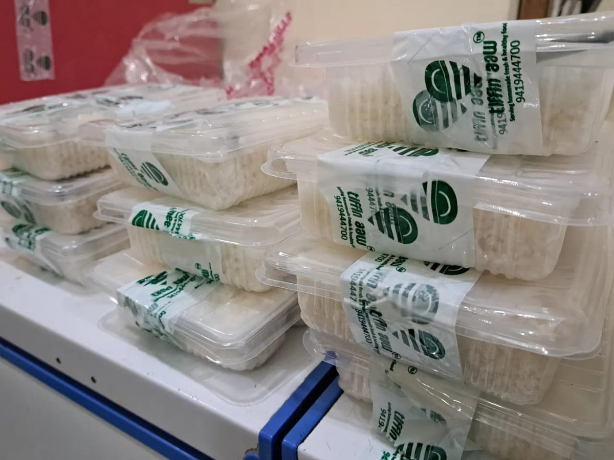 tiffinaaw's tweet photo. Bismillah

Hamari saari tiffin family ko Ramadan 2023 Mubarak 

#Ramdanmubarak #firstsehri #allhospitals #srinagar #tiffinaaw #tiffinboys #homemade #tiffinaawmade #iftarspecial #everydayspecial #iftarthali https://t.co/sq2W7QI1Co