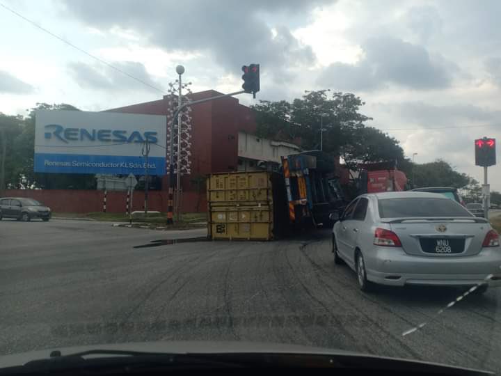 InfoKuala's tweet photo. Lori terbalik depan trafic light Renesas/Amkor

Konfem jem teruk

#InfoKualaLangat https://t.co/9vws2uLZlf
