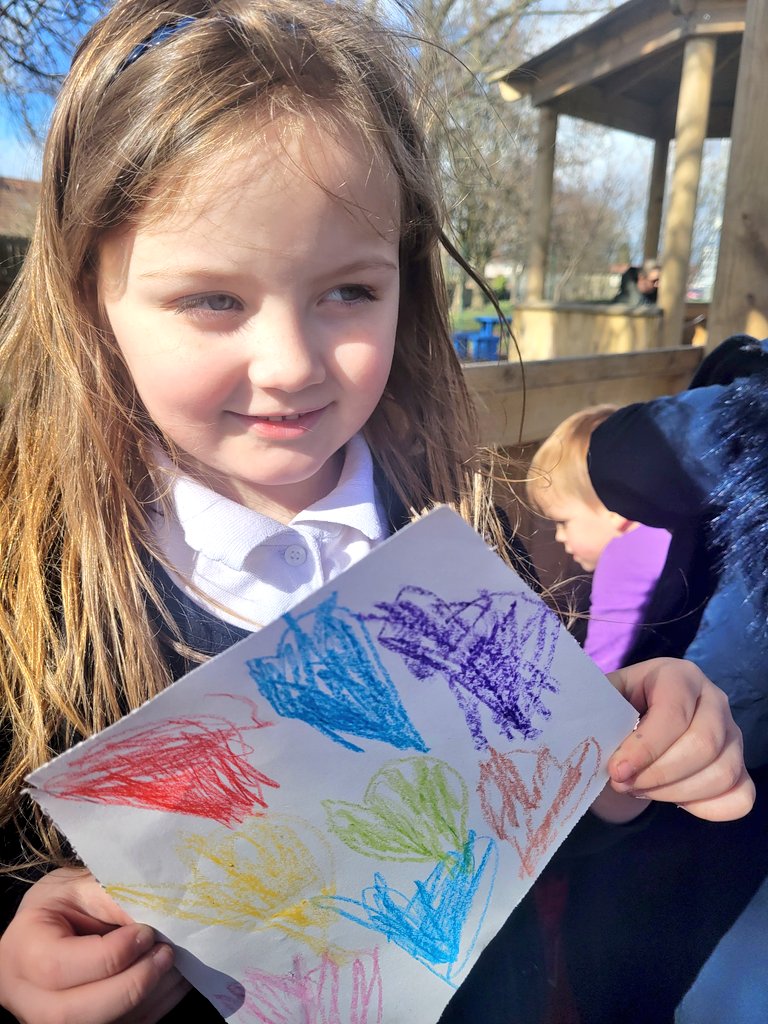 MrsTCaterpillar's tweet photo. We used lots of bright colours to create our kites! As we made them we sang πΆπ΅ the kite song from Mary Poppins and the Jolly Phonics "K" song "Kites are flying in the sky k, k, k" πͺ#SingingWhileWeWork #WindyDay #STEM #OutdoorLearning @MorayPrimary1 @MorayP2H @MrsBellatMoray https://t.co/9Nn5Akw16Q