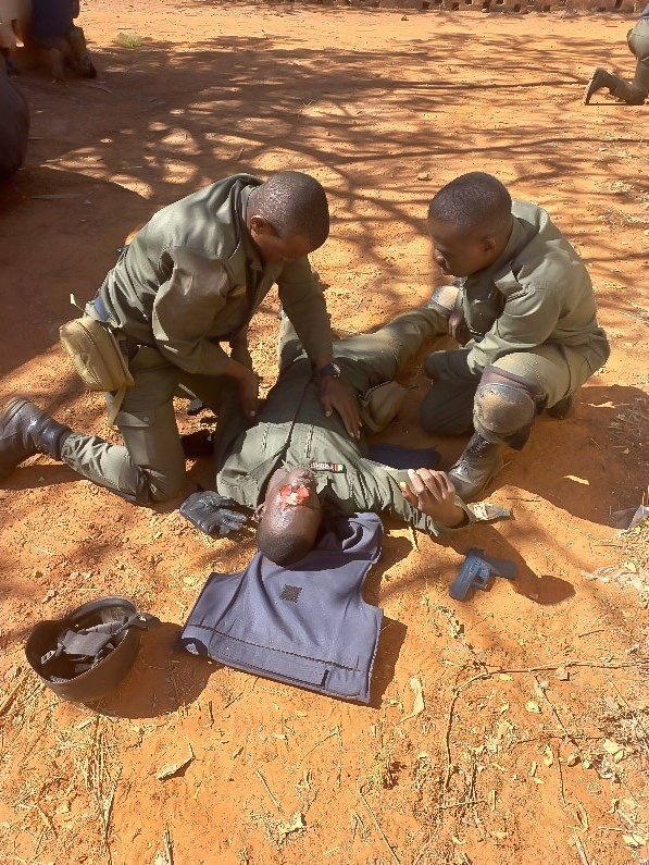 CoopSecuDefense's tweet photo. #Sénégal 🇸🇳 : les stagiaires du Cours d’Application des Officiers de Gendarmerie (#CAOG) poursuivent leur progression
4️⃣5️⃣ stagiaires participent à un stage « Sauvetage au Combat » dispensé par les @Efsarmee
Le CAOG est une #ENVR soutenue par @CoopSecuDefense 🇫🇷 https://t.co/hprgErOZ8n