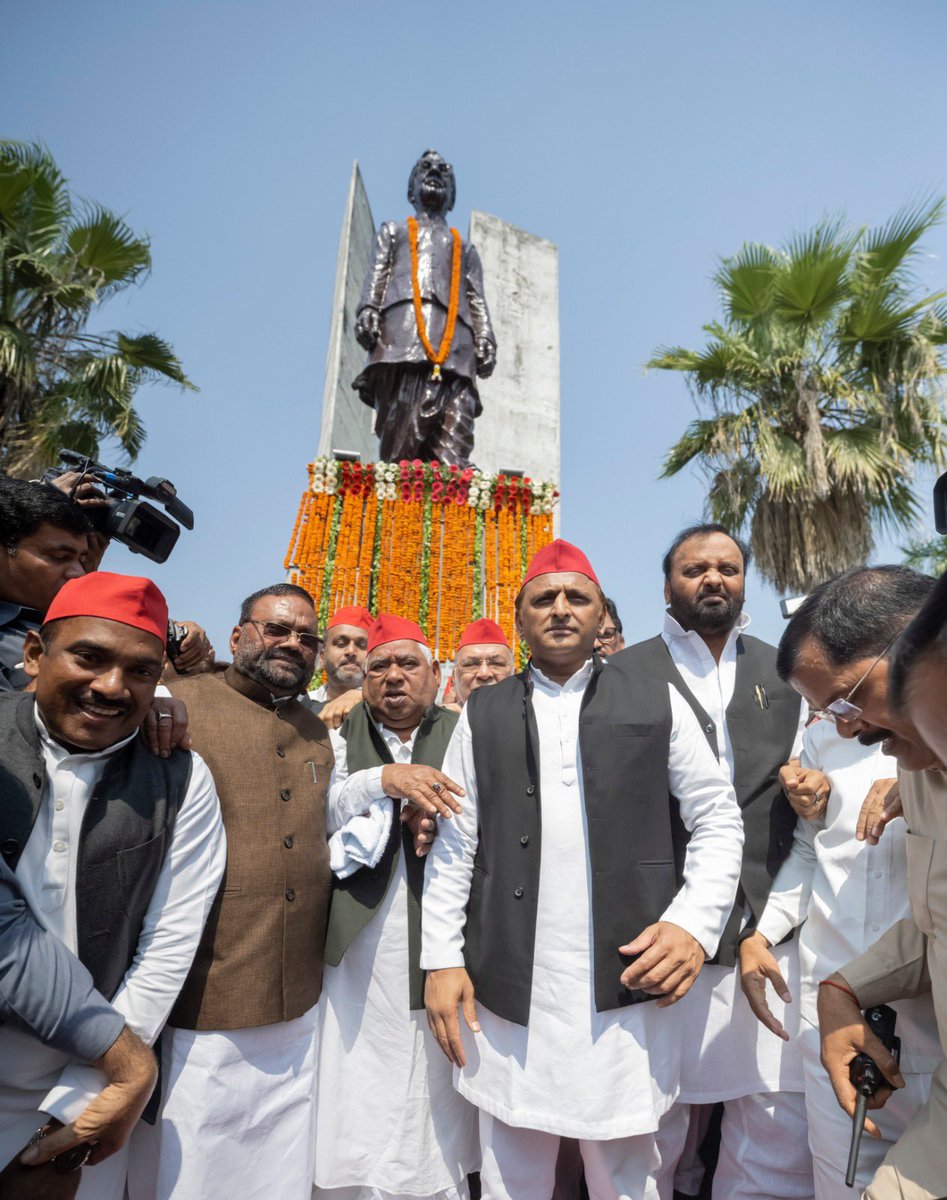 yadavakhilesh's tweet photo. “अगर सड़कें खामोश हो जाएं तो संसद आवारा हो जाएगी।”

— डॉ. राम मनोहर लोहिया https://t.co/G0s4blzkHK
