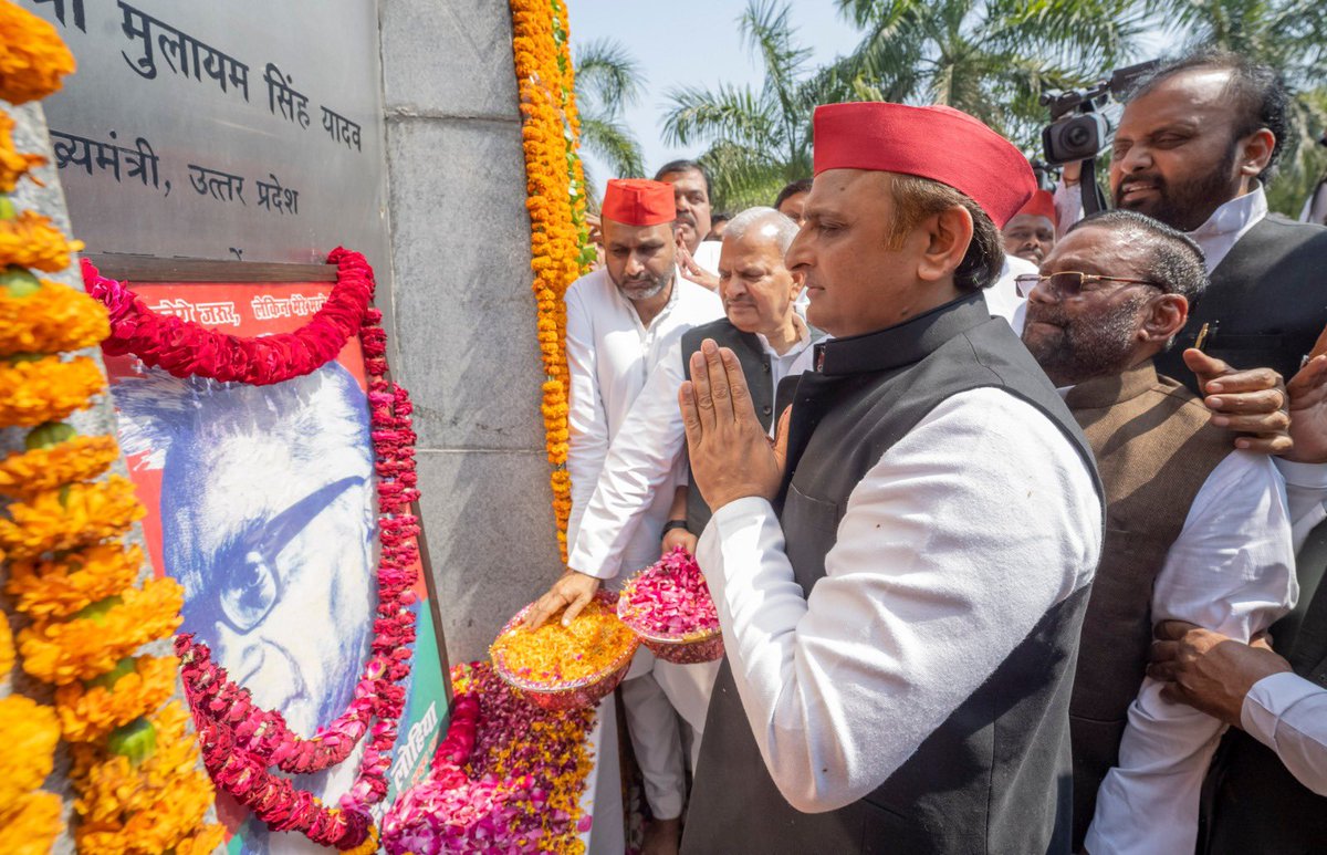 yadavakhilesh's tweet photo. “अगर सड़कें खामोश हो जाएं तो संसद आवारा हो जाएगी।”

— डॉ. राम मनोहर लोहिया https://t.co/G0s4blzkHK