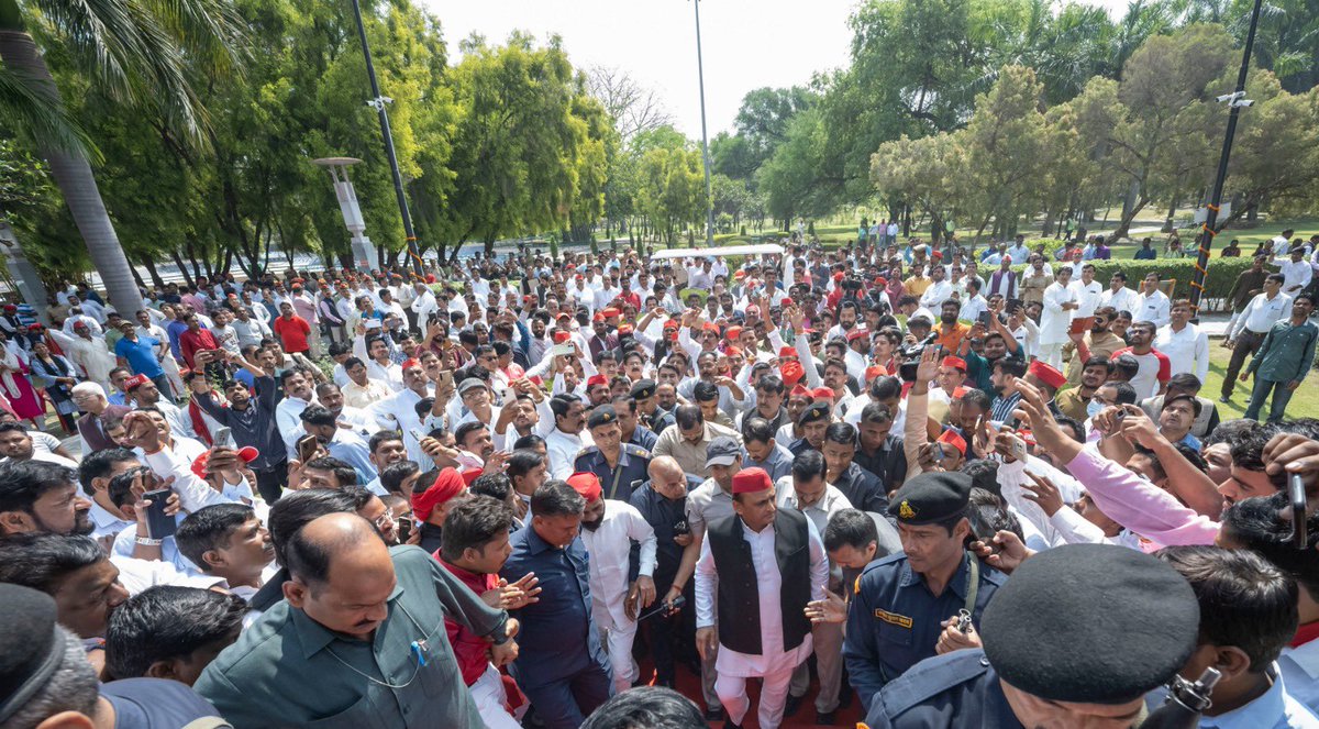 “अगर सड़कें खामोश हो जाएं तो संसद आवारा हो जाएगी।”

— डॉ. राम मनोहर लोहिया