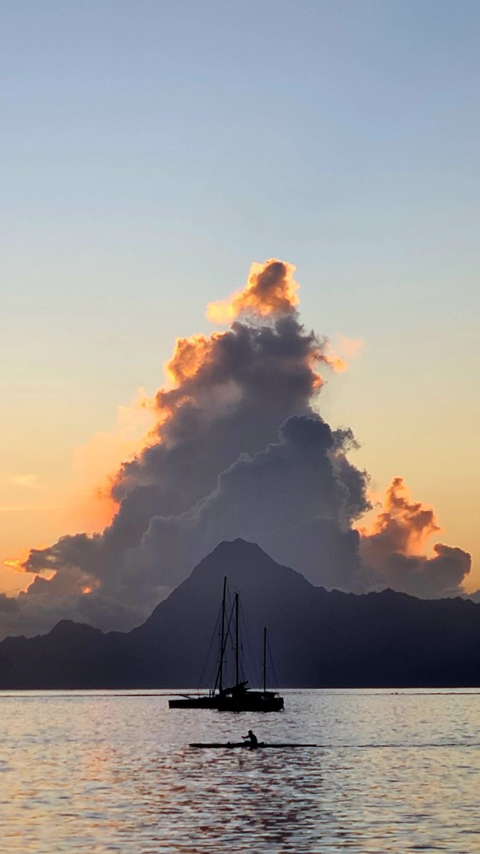 PolemicTMM's tweet photo. Tonight's farewell pic.
Peaks on peaks.
Goodnight from #NotUK https://t.co/7ErIQTrGrL