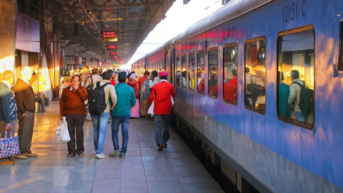 chitralekhamag's tweet photo. રેલવેએ AC-3 ટિયર ઇકોનોમી ટિકિટના ભાડામાં કાપ મૂક્યો...https://t.co/CugKMGpdxJ #IndianRailways  #Fare #Passengers #Refund #AC3tier #Travellers #Chitralekha https://t.co/jcgWqoPTan