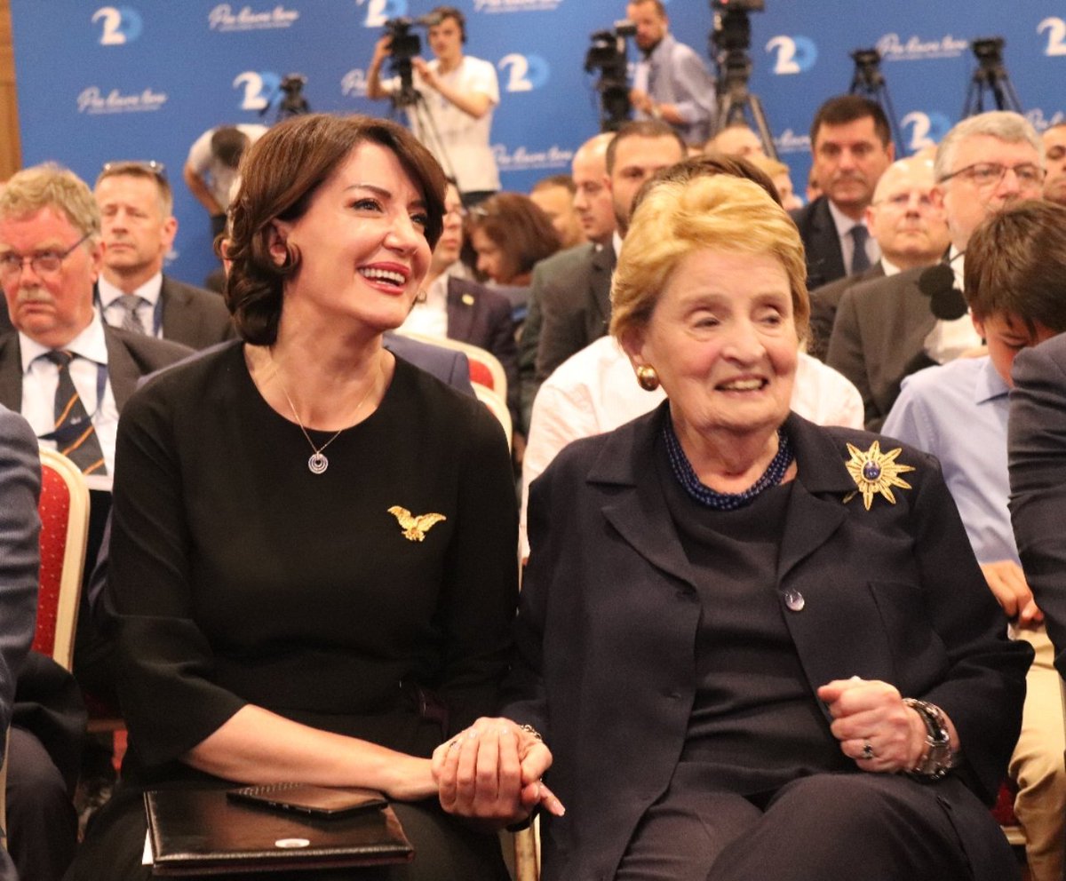 We commemorate a year since the passing of fmr. Sec. of State, #MadeleineAlbright. Honored to have been awarded the @ClintonGlobal 'Leadership in the Public Sphere' by this inspiring leader, who gave us hope in our darkest days.