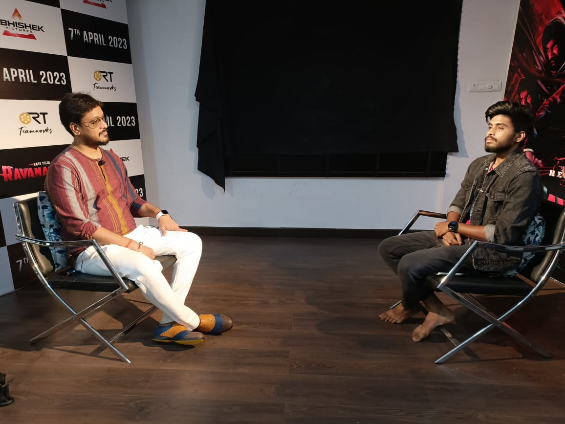 Sumanthmeda's tweet image. Talented young writer @SrikanthVissa took part in #Ravanasura Promotional interviews with prominent web channels
@manastarsdotcom #FridayPoster @tfpcin &amp;amp; @telugufilmnagar. 😍

#RavanasuraOnApril7th ❤️‍🔥
@RaviTeja_offl @iamSushanthA @sudheerkvarma @AbhishekPicture @RTTeamWorks