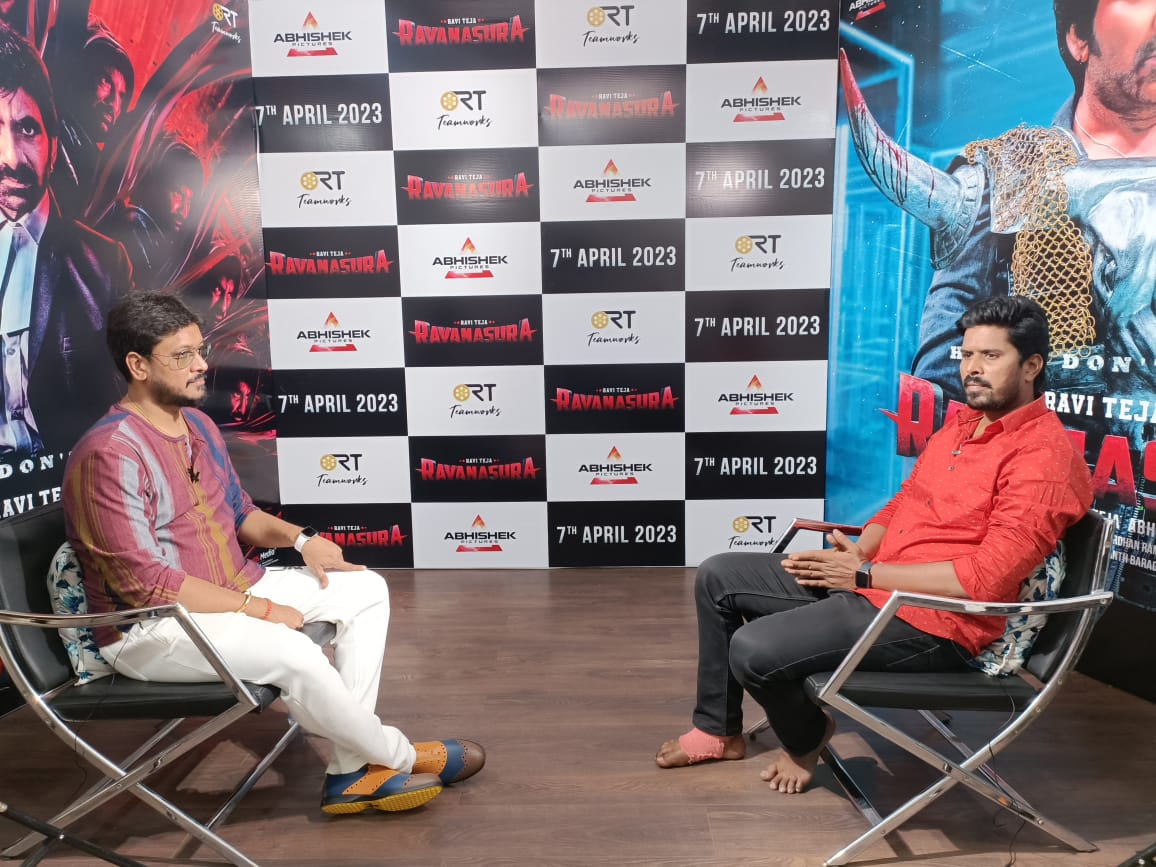 Sumanthmeda's tweet image. Talented young writer @SrikanthVissa took part in #Ravanasura Promotional interviews with prominent web channels
@manastarsdotcom #FridayPoster @tfpcin &amp;amp; @telugufilmnagar. 😍

#RavanasuraOnApril7th ❤️‍🔥
@RaviTeja_offl @iamSushanthA @sudheerkvarma @AbhishekPicture @RTTeamWorks