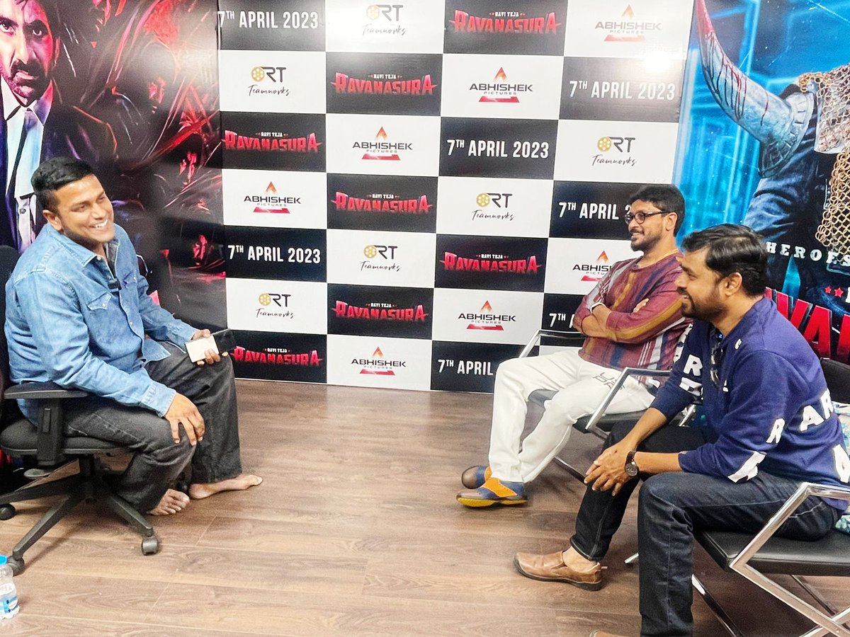 Sumanthmeda's tweet image. Talented young writer @SrikanthVissa took part in #Ravanasura Promotional interviews with prominent web channels
@manastarsdotcom #FridayPoster @tfpcin &amp;amp; @telugufilmnagar. 😍

#RavanasuraOnApril7th ❤️‍🔥
@RaviTeja_offl @iamSushanthA @sudheerkvarma @AbhishekPicture @RTTeamWorks