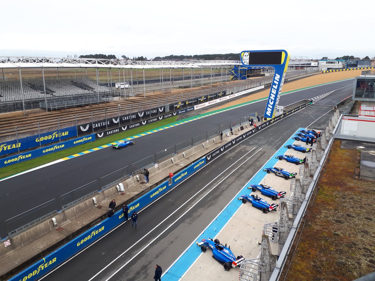 percy_wolff's tweet photo. Aujourd'hui, je lance ma saison 2023 sur les circuits !
On débute l'année par les tests de pré-saison de F4 France 🇫🇷 au Mans ! 26 pilotes de 14 à 19 ans !
Toujours évidemment pour @feeder_series 💛
On se fera un live Twitch dans la soirée pour débriefer ça, promis ! #FFSAF4 https://t.co/7VstH6eodn