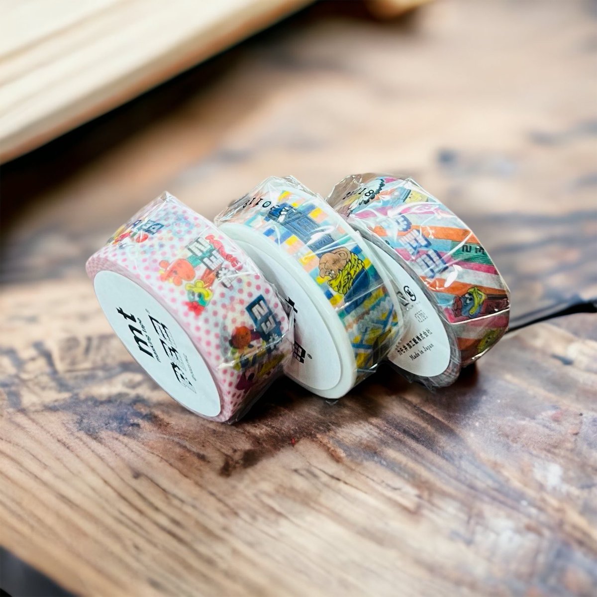 MONOKOKORO1's tweet photo. mtのマスキングテープ、今回の新商品は『駄菓子』です🍭

うまい棒、ヤッター麺、チロルチョコなどなど。
今でも現役で販売されているものから、懐かしいな〜と感じてしまうものまであります。

PEZ柄もあります😉

・駄菓子　¥110(税抜)
・PEZ ¥170、¥210(ともに税抜) https://t.co/sVjHIsBFPy