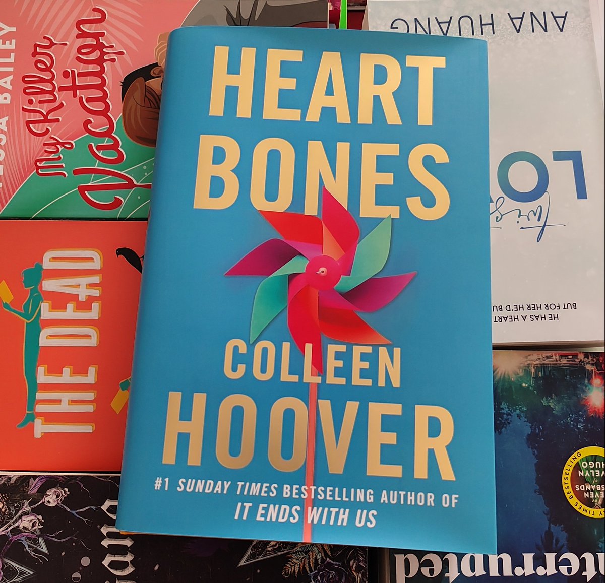 Heartbones by CoHo is definitely one of her more underrated books yet soooo good 😍

It's more a YA love story that explores some heavy topics 😁

5⭐

Full review 👇
tinyurl.com/48trp4vh