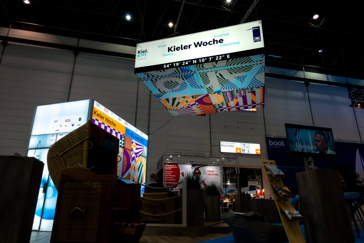 LACONCEPT's tweet image. Das moderne und maritime Messestand-Design der @stadt_kiel mit der international bekannten Kieler Woche machte den Besuchern der #boot2023 in den Hallen der  #MesseDüsseldorf Lust auf Meer. Mehr zu #LUMINkreativ → bit.ly/3lIexEi