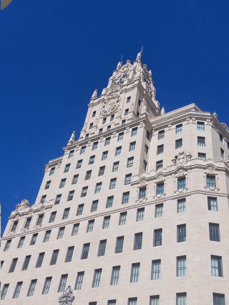 jesusverdem's tweet photo. #JueGenteChachi23Mar #BuenosDias #EdificioTelefonica #GranVia #Madrid @ChuleriaMadrid @HOSTALPERSAL @Granviademadrid Mirando para arriba... #BuenDia Querid@s Amig@s. https://t.co/Dr3gwsfQHY
