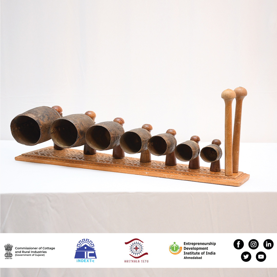 A craft that originated with cattle rearing, #metalbells or Ghantadi,Kutch, Gujarat. 
#HastkalaSetuYojana, a commendable initiative of the Commissioner of Cottage & Rural Industries, #GovernmentofGujarat, #EntrepreneurshipDevelopmentInstituteofIndia.

@Balwantsinh999