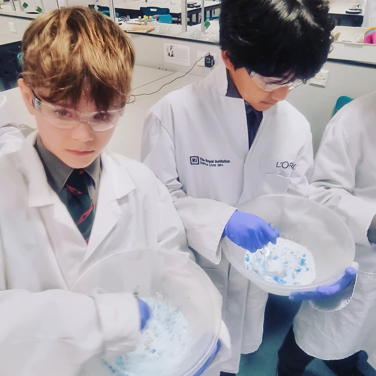 ArnoldHouseSch's tweet photo. To wrap up science week, Y8 boys went to the L’Oreal Young Scientist Centre and The Royal Institution Museum. They made personalised bath bombs and lip balm where they were able to perform on neutralisation reactions. #lysc #ri #britishscienceweek2023 #prepschoolscience https://t.co/AOJrr3uWgO