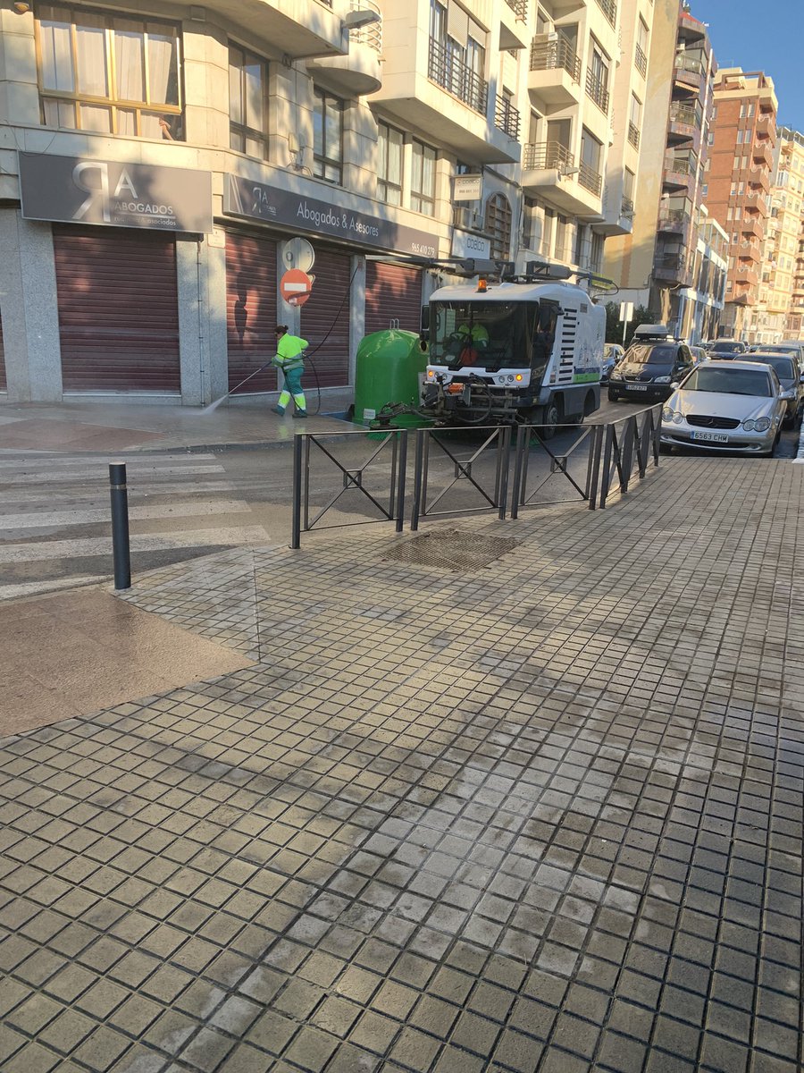 alsanzm's tweet photo. @ajuntamentelx muy bien mantener limpia la ciudad, pero para mejorar si evitamos parar el tráfico de una calle 20-25 minutos en plena hora de salida o que los laterales de los coches no acabasen llenos de picados por el agua a presión o los techos sin golpes por la manguera 😉 https://t.co/kQYmu0B23f