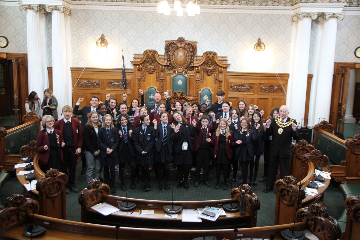 🗣️ Students took over the Town Hall again this week to debate climate change proposals that will now be taken to the full council later this year. 

The winning proposal was submitted by St Paul’s Primary School in Brinnington.

More here: orlo.uk/XMUpB

#StockportCAN