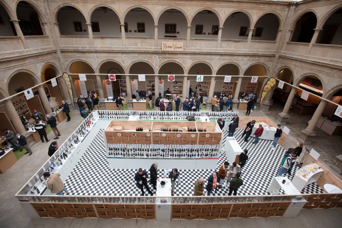 santiagoturismo's tweet photo. 🍷O vindeiro luns 27 arranca @revera_vinum , o II Encontro do Viño Galego. Ao longo de dous dias poderemos desfrutar de talleres, mesas de debate, exposicións e moito máis no Hotel Monumento San Francisco. 👇 https://t.co/CCRiJEFV1h