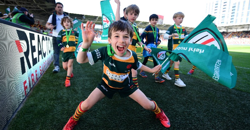 londonirish's tweet photo. 𝘊𝘰𝘮𝘮𝘶𝘯𝘪𝘵𝘺 𝘵𝘦𝘢𝘮𝘴 𝘴𝘦𝘵 𝘧𝘰𝘳 𝘳𝘦𝘤𝘰𝘳𝘥 𝘯𝘶𝘮𝘣𝘦𝘳𝘴! 👏📈

@LIRFCCommunity are set to welcome over 2,300 people to the St Patrick's Party game, a record-breaking figure, who are involved in either the rugby festival or choir!