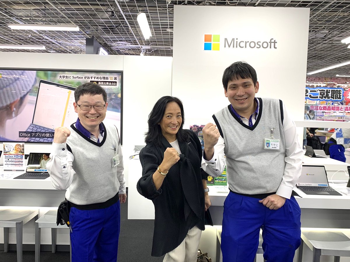 yodobashi_umed's tweet photo. 【ヨドバシ梅田＆マイクロソフト】

日本マイクロソフト株式会社の社長に就任された、津坂さまが #ヨドバシ梅田 にご来店✨
刷新されたWindowsコーナーをご覧頂きました❗️

Windowsコーナーでは毎週末イベントを行っており、新生活にピッタリなパソコンがきっと見つかります♪
https://t.co/AFy6Q5n53O https://t.co/MHxlwnic8f