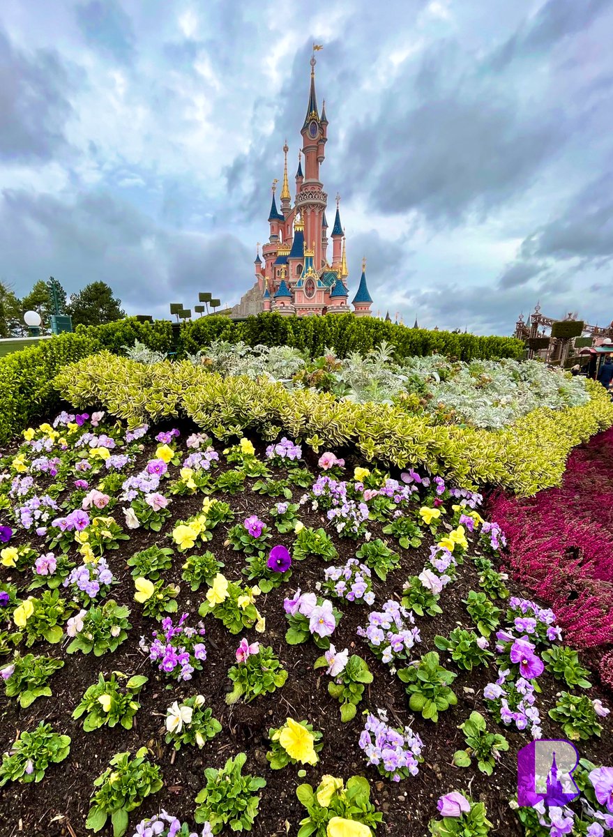 Good morning, Disneyland Paris! Moody skies today 🌥️