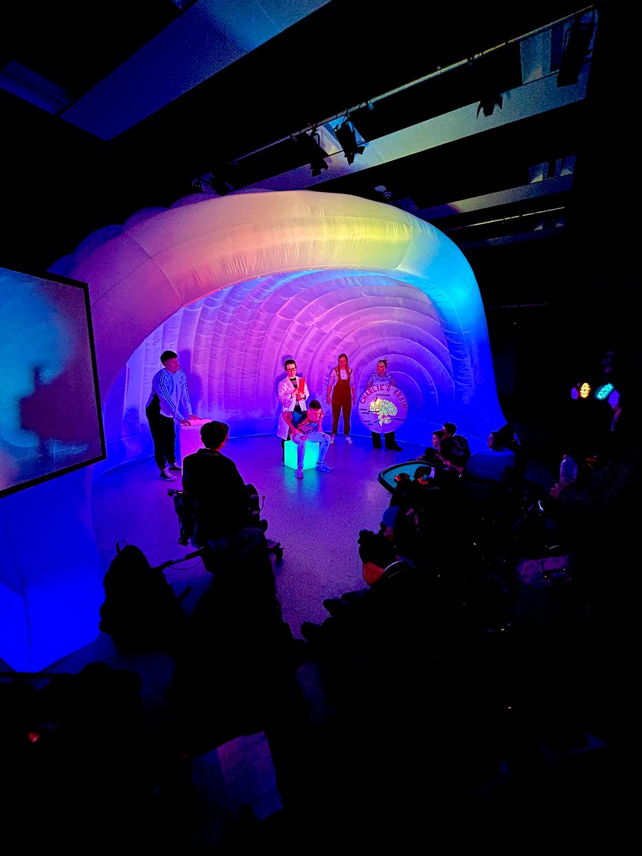 theatre_life2's tweet photo. Thank you @CastleviewUl for inviting us to work with your fantastic students with our #YourBrainExplained workshop! It was such an exciting session exploring the neuroscience behind our brains! We look forward to returning in Autumn with our play!
#community #theatre #outreach https://t.co/TyspBtH1J5