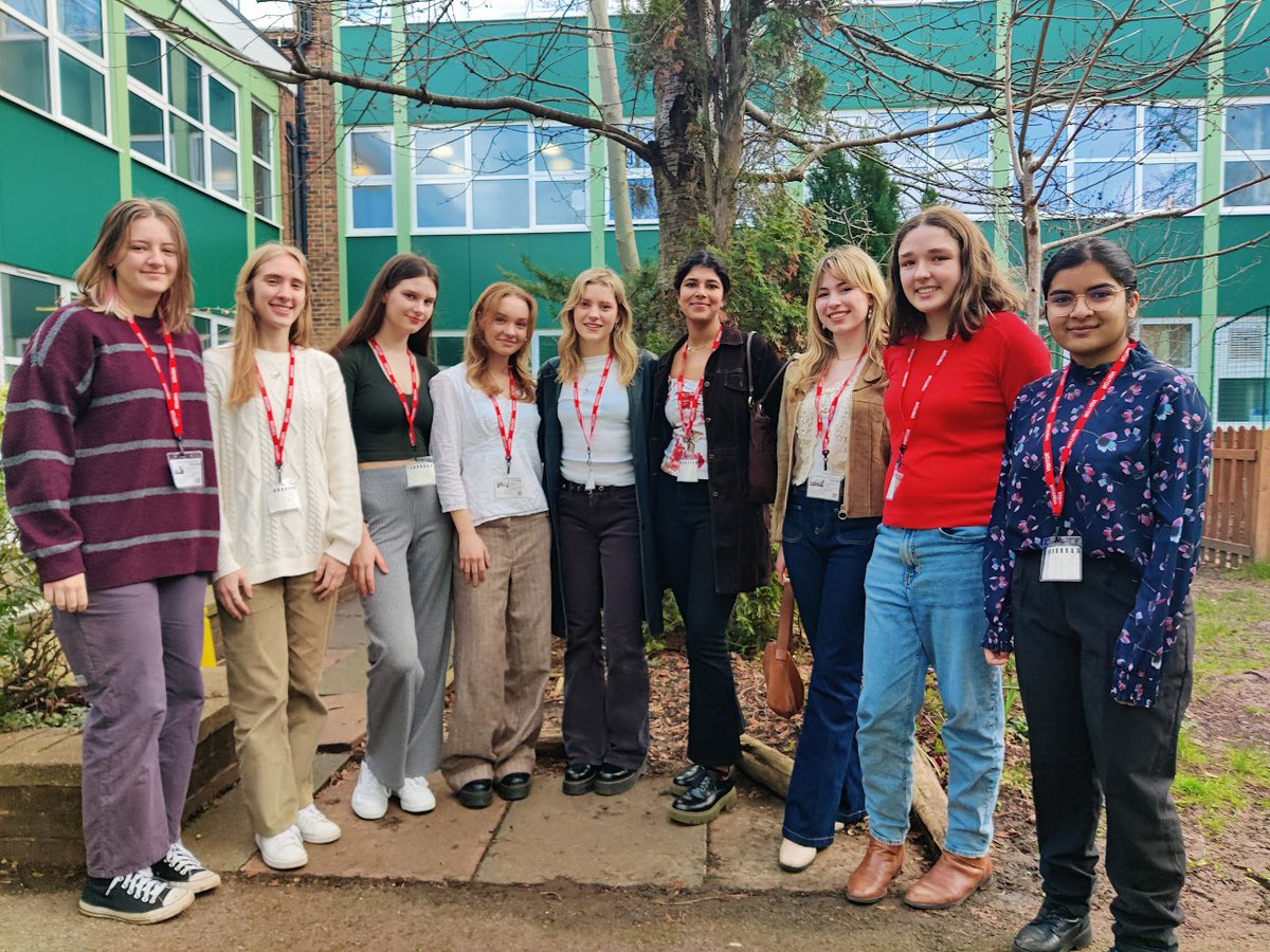 NewsteadWood's tweet photo. So wonderful to welcome some of our #ClassOf2022 Oxford and Cambridge students in today to speak to our Year 12s about the #Oxbridge experience! Thank you Yasmin, Jemima, Annys, Anna, Eden, Caitlin, Sucharita, Margaret and Adhithy! #WeAreNewstead 💚💚💚 https://t.co/XmtwZd1Ot2