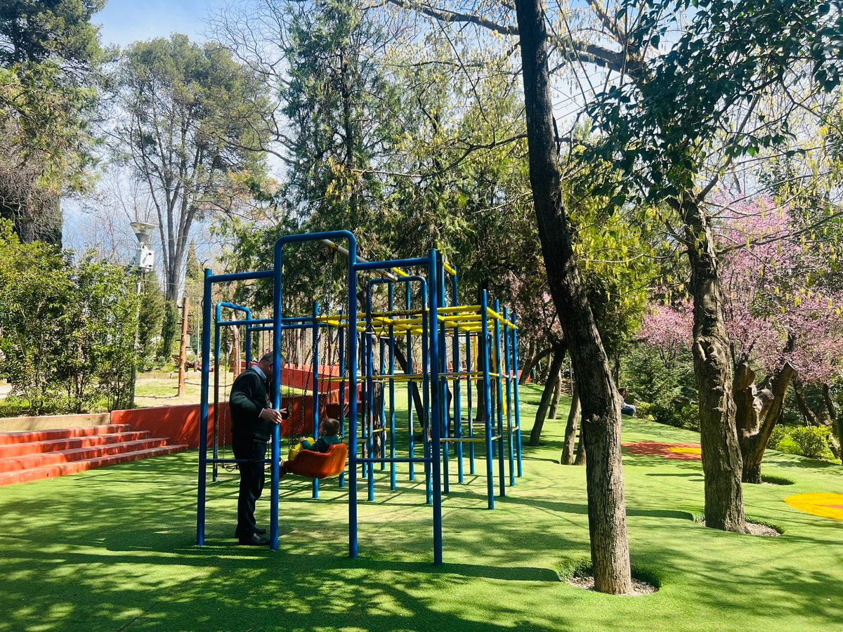 aprtirana's tweet photo. Mirëmëngjes nga këndi i lojërave në Parkun e Liqenit!⛹️🌳🛝☘️🤸
#Luaj@Tirana
#parkuiliqenit
#playeverywhere
#nature https://t.co/CMw8hiFc5X