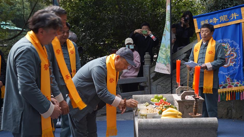 Monk Biancai remembered as new Longjing tea picking season begins - masterstalk.online/2023/03/23/mon…