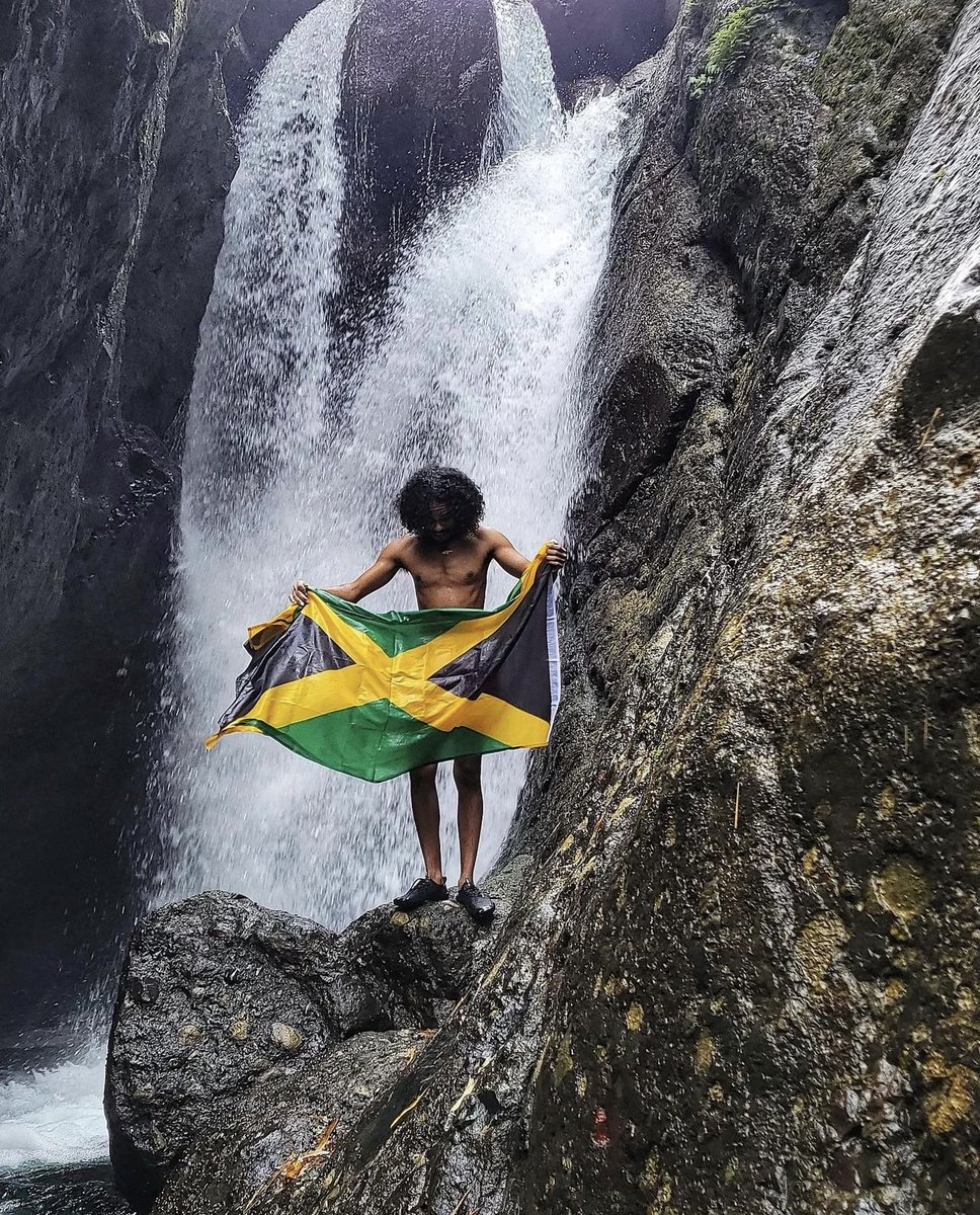 travelguideja's tweet photo. Let the sound of the waterfall wash away your worries 🌊💦 
Nature's beauty never fails to amaze 🇯🇲 
#waterfall #naturelovers #peacefulmind #jamaica #portlandjamaica
📸: #just_in_ja https://t.co/MzisYmQpoB