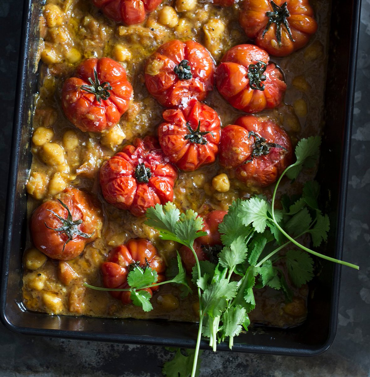 Deze geurige kikkererwtencurry is vrij ongecompliceerd om te maken en heerlijk met naan , langkorrelige rijst met citroen en geroosterde amandelen  of, geheel tegen de traditie in, met couscous.

bit.ly/boek_vegarabia