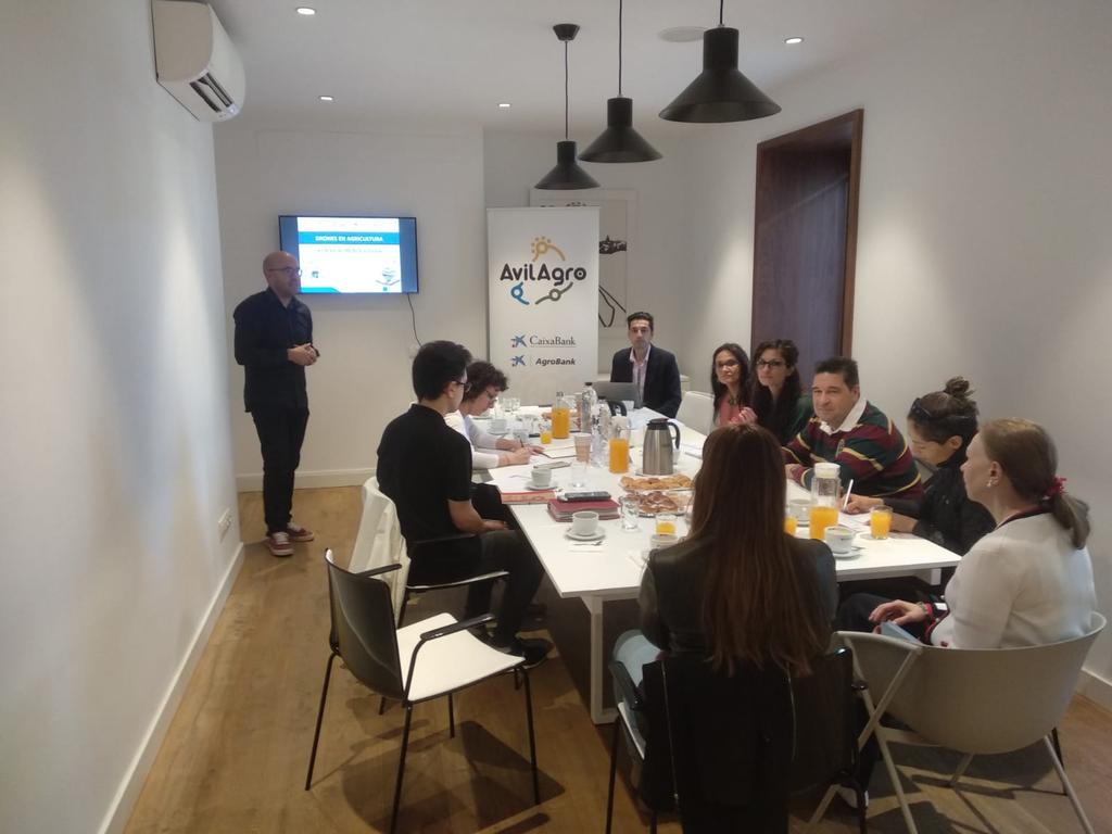 AvilAgro_org's tweet photo. Hoy Innovamos juntos para avanzar 💪👏👏 desayuno de transferencia de conocimiento entre universidades y empresas #bodegas #viñedo @usal @grupotidop @VinosdeCebreros @dipuavila @Ayto_Avila @empresasjcyl @jcyl @UCAVILA_ https://t.co/e6UZ205Ni3