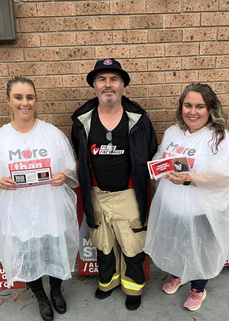 Pre-poll this afternoon in the Heathcote electorate. Teachers and Fire Fighters in union ✊🏼 #morethanthanks #VoteThemOut 

@TeachersFed @AshYouLearn
