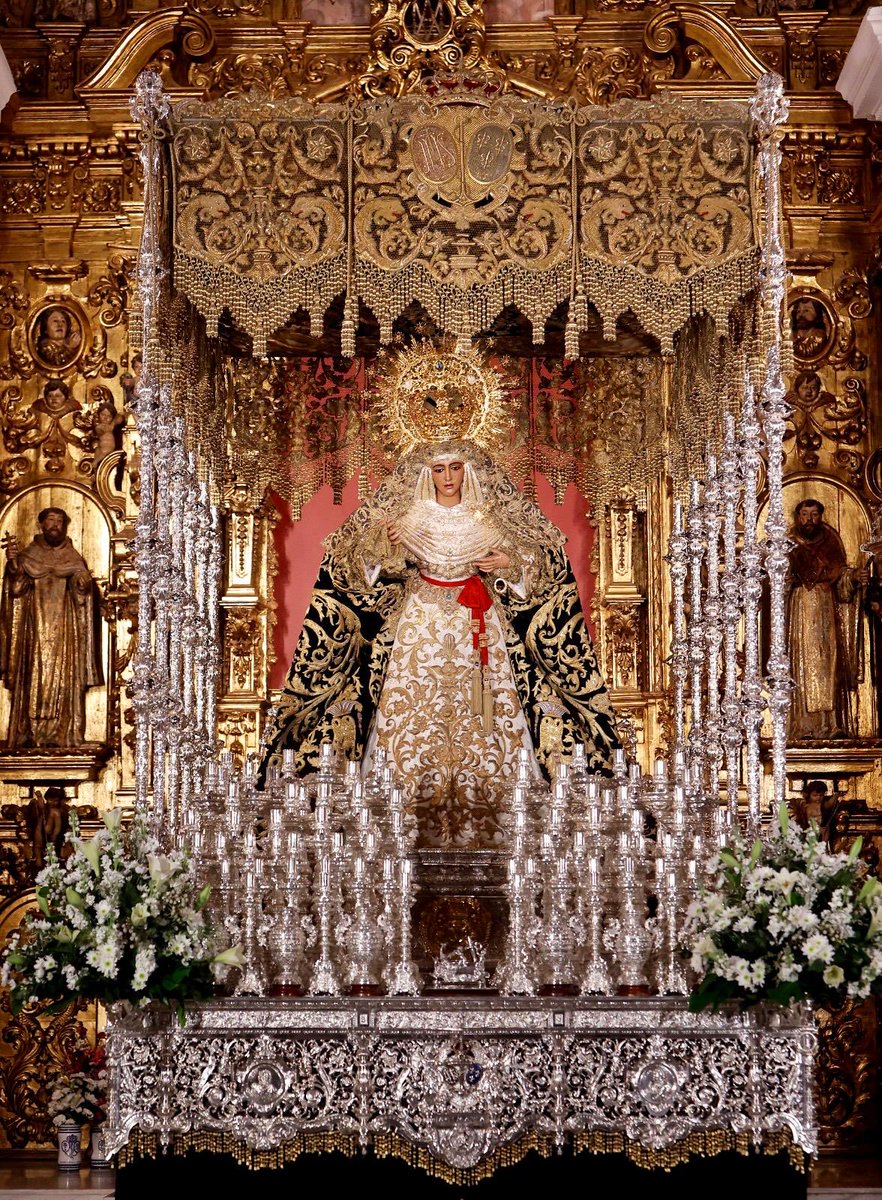 PasionDeSevilla's tweet photo. La Esperanza de Triana en su paso de palio. https://t.co/74ucEpJ2qw