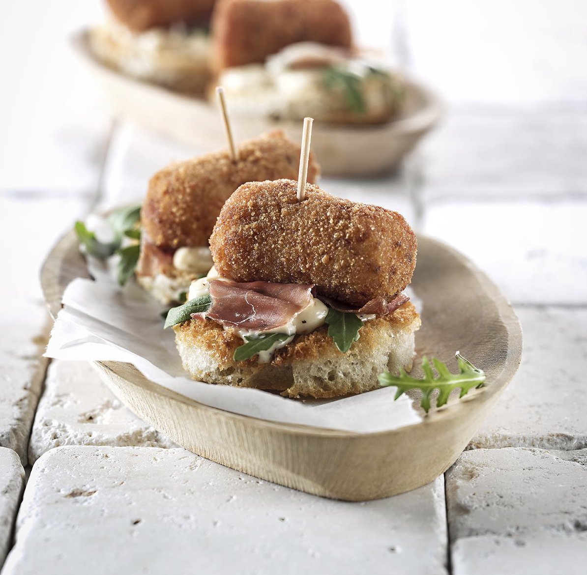 Tapas_Club's tweet photo. Gewoon lekker: Croquetas de Jamón Ibérico 🐖

Heerlijke Spaanse mini kroketjes met Ibérico ham en een dun krokant laagje eromheen. 

De kroketjes zijn lekker als borrelhapje, voor bij de lunch of als voorgerecht met wat salade erbij. 🥗 https://t.co/ifdA3rPtIe